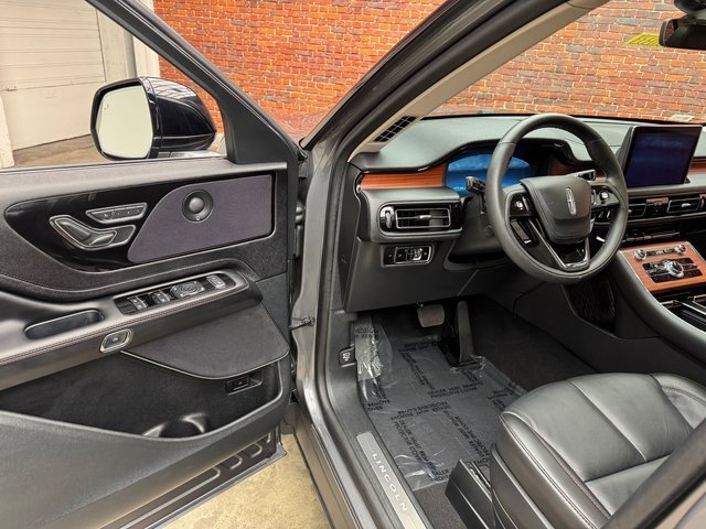 Used 2024 Lincoln Aviator Reserve w/ Equipment Group 201A image 9