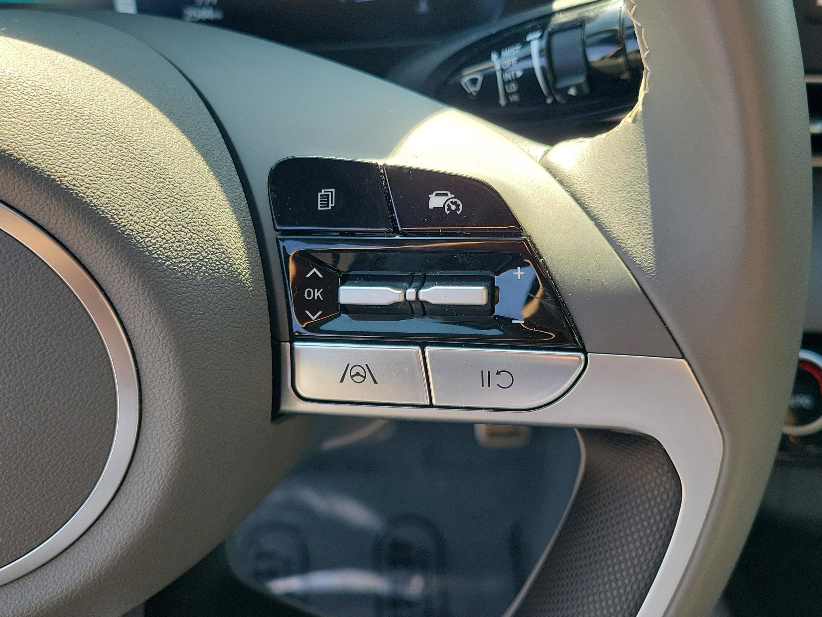 Certified 2025 Hyundai Elantra Sport image 23