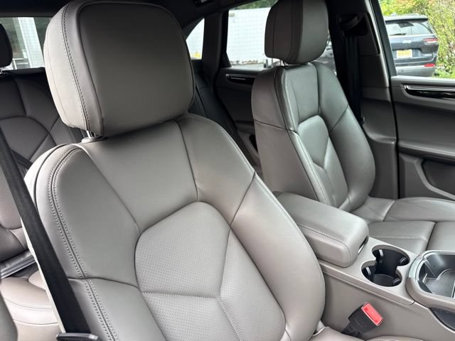 Used 2025 Porsche Macan AWD/4WD image 27