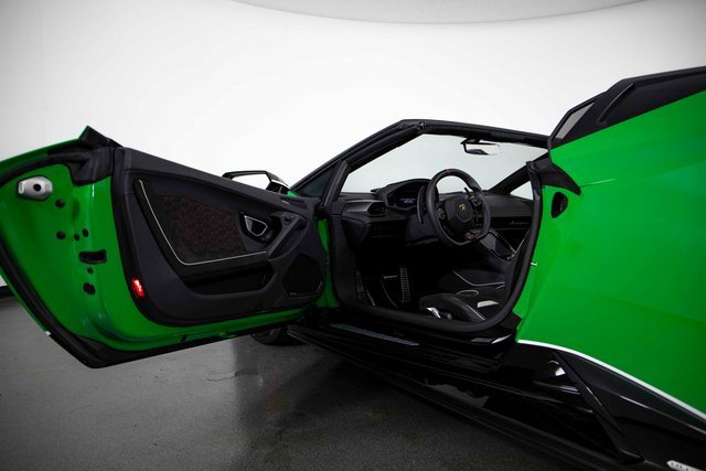 Used 2024 Lamborghini Huracan EVO image 14
