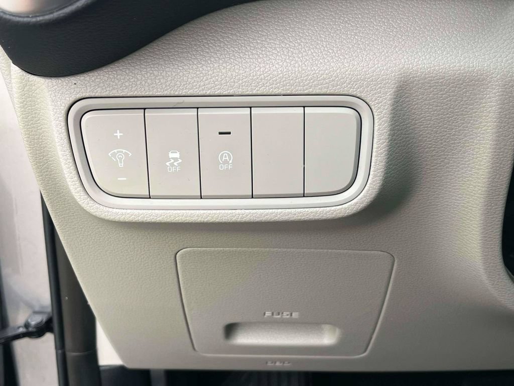 Used 2025 Kia Soul LX w/ LX Technology Package FWD image 16