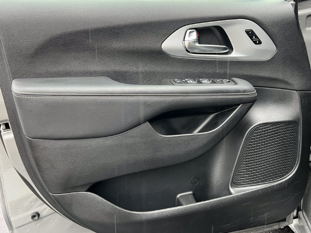 Used 2025 Chrysler Pacifica Limited FWD image 18