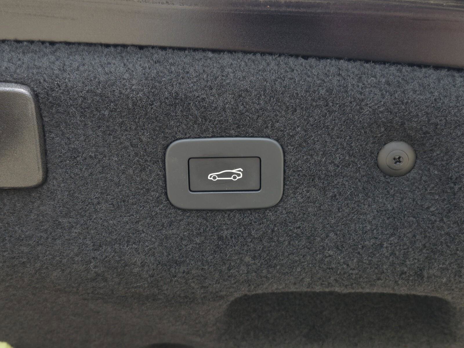 Used 2024 Jaguar XF R-Dynamic SE RWD image 9