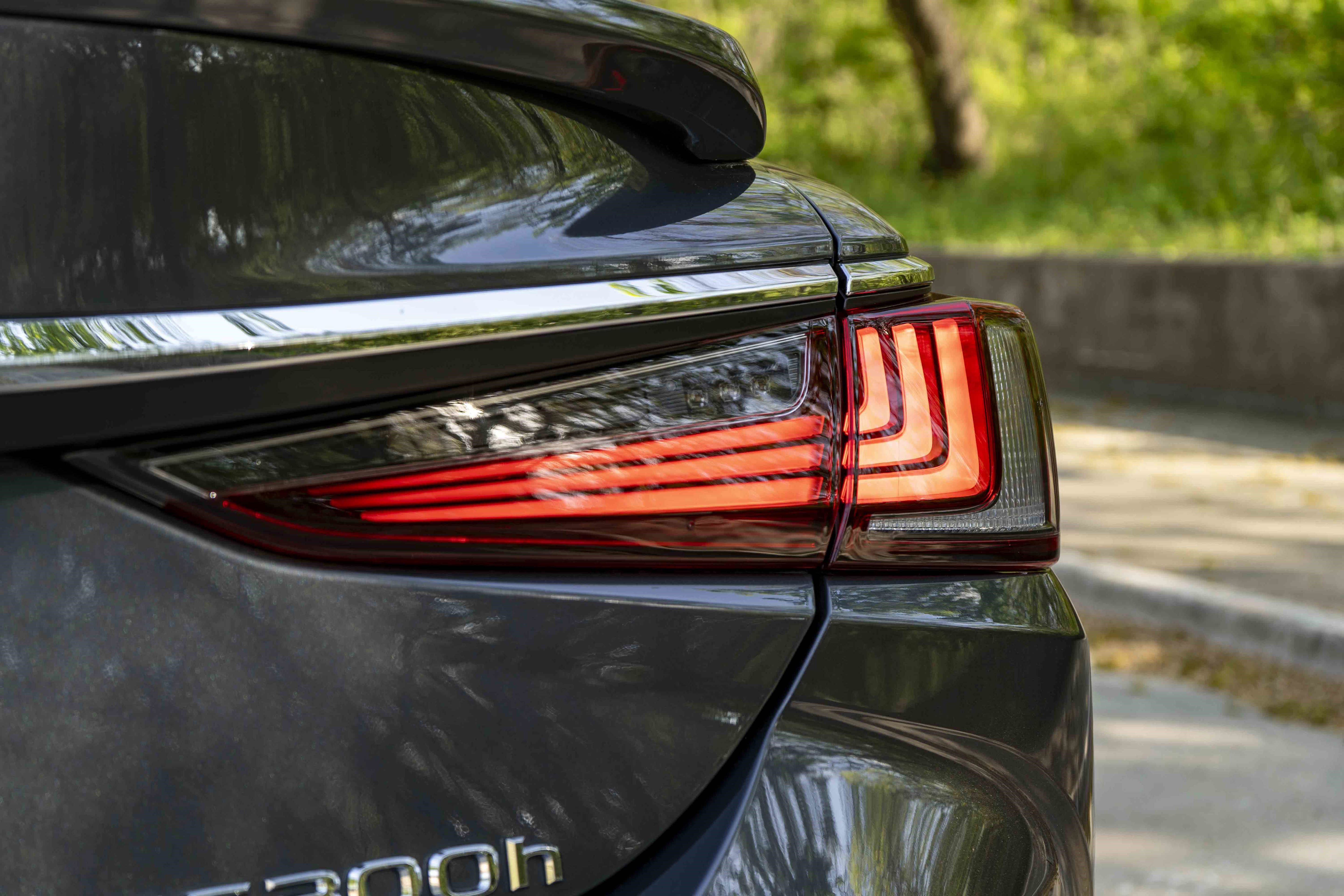 Used 2025 Lexus ES 300h w/ Premium Package image 13