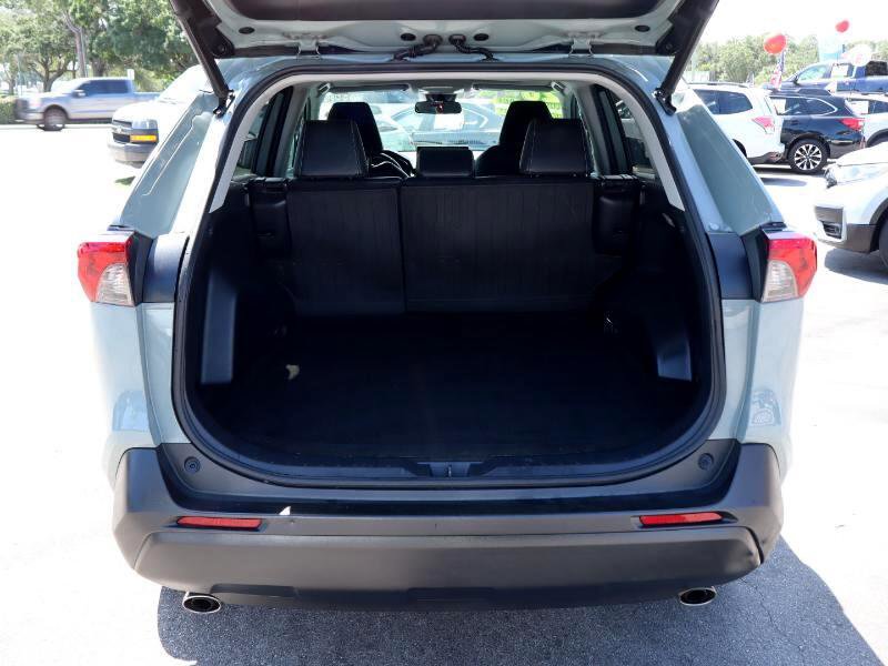Used 2020 Toyota RAV4 XLE Premium image 4