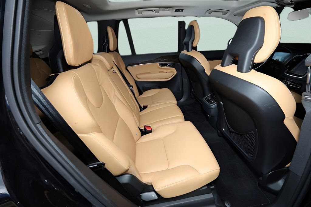 Used 2016 Volvo XC90 T6 Momentum w/ Momentum Plus Package AWD/4WD image 16