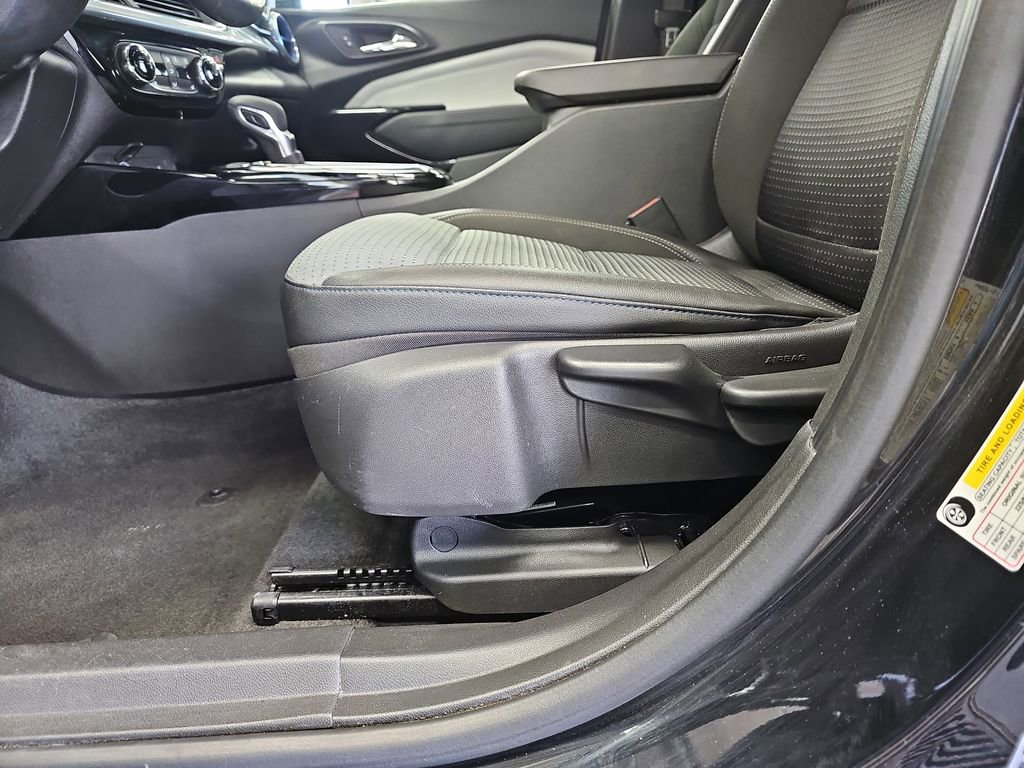 Used 2025 Chevrolet Trax LT w/ LT Convenience Package FWD image 27