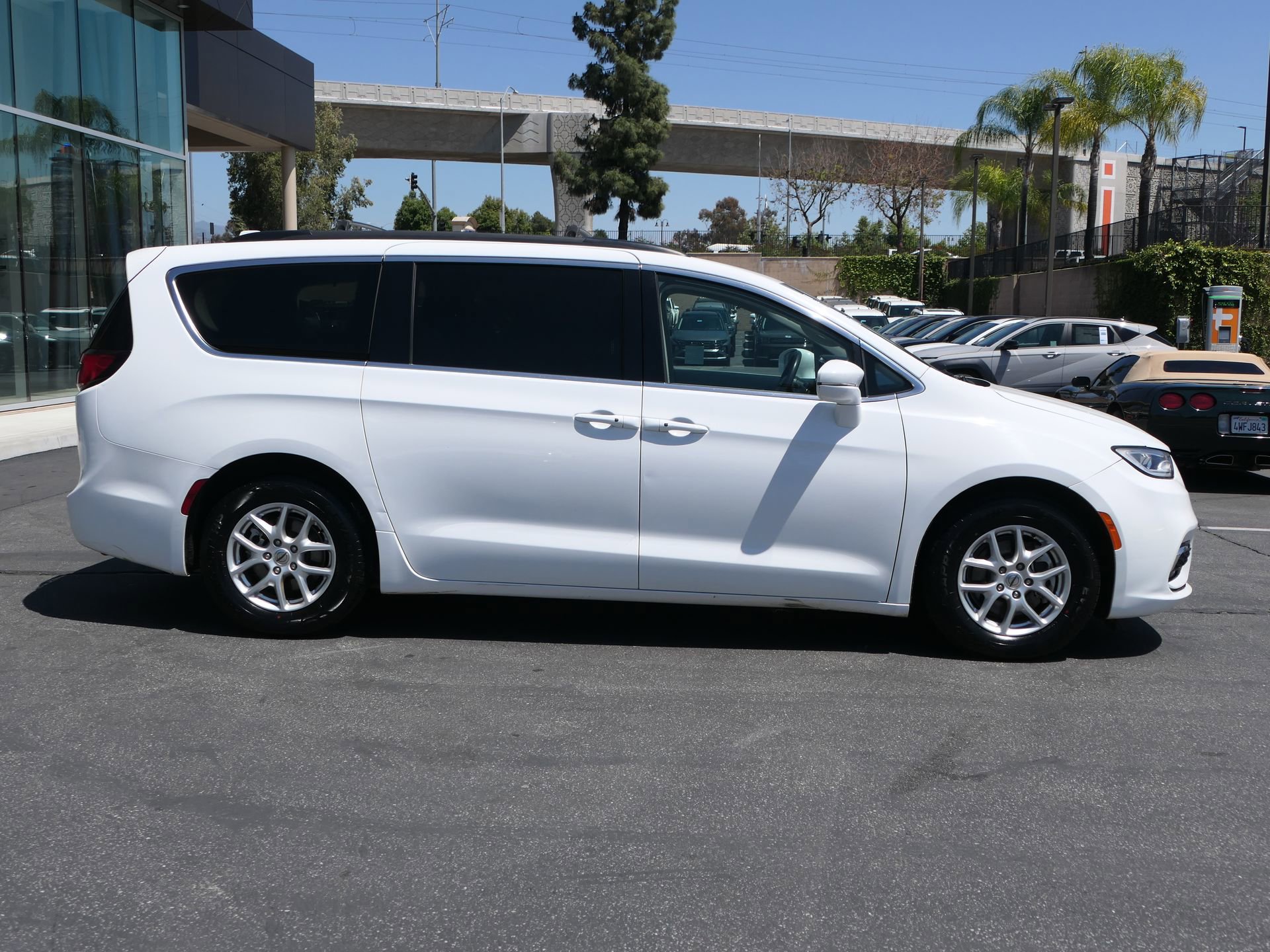 Used 2022 Chrysler Pacifica Touring-L image 2