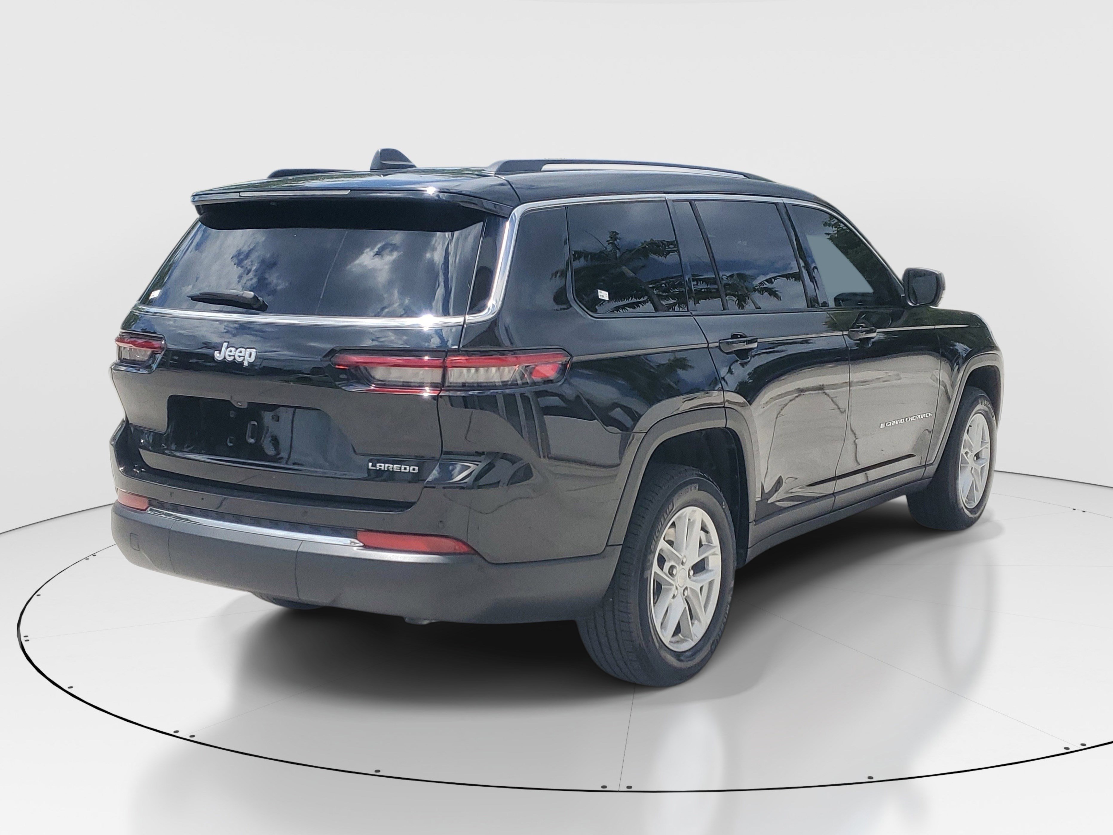 Used 2024 Jeep Grand Cherokee L Laredo RWD image 3