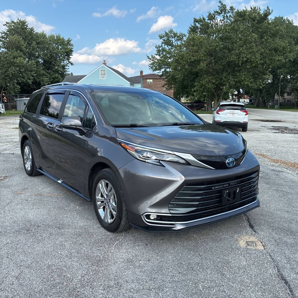 Used 2024 Toyota Sienna Platinum AWD/4WD image 4