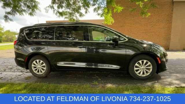 Used 2018 Chrysler Pacifica Touring-L w/ Premium Audio Group FWD image 9