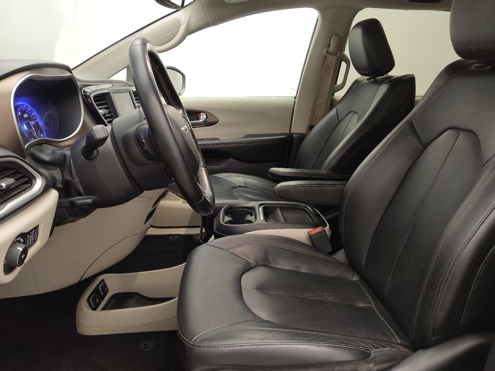 Used 2019 Chrysler Pacifica Touring-L FWD image 17