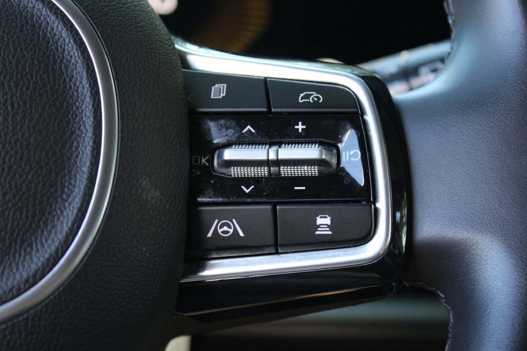 Used 2025 Kia Carnival FWD image 14
