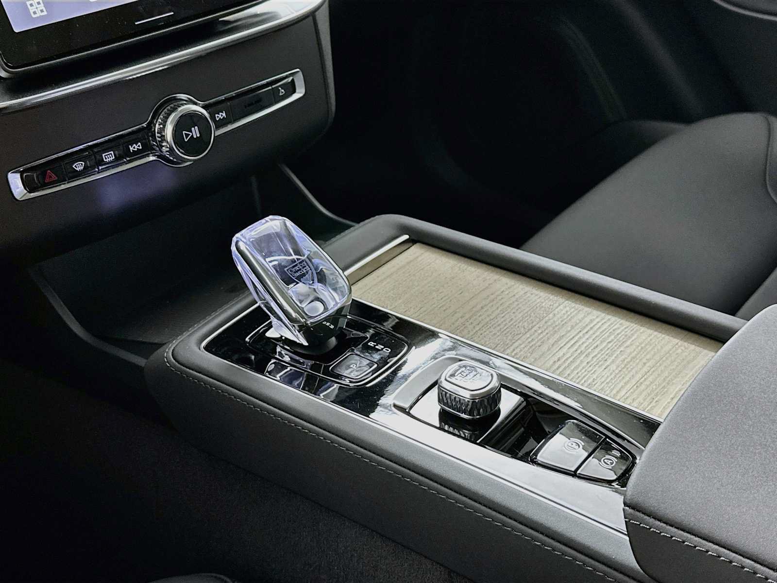 New 2027 Volvo XC90 B6 Plus AWD/4WD image 15