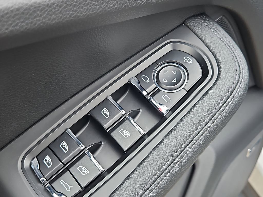 Certified 2025 Porsche Macan image 31