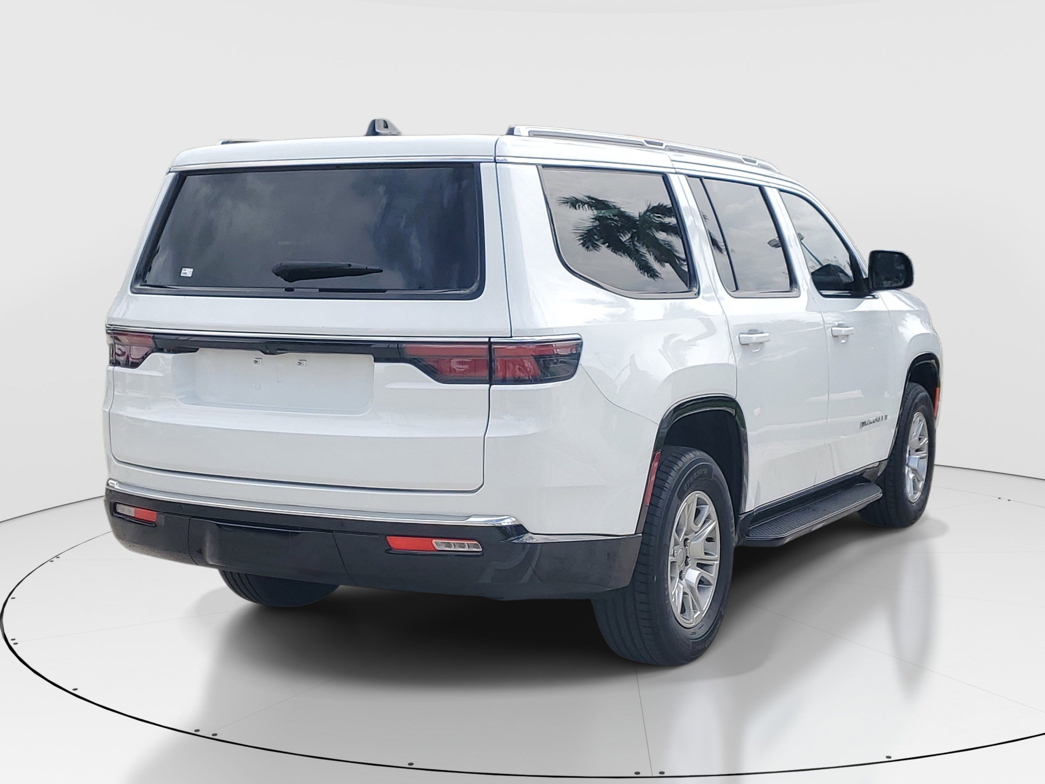 Used 2024 Jeep Wagoneer 4WD image 3