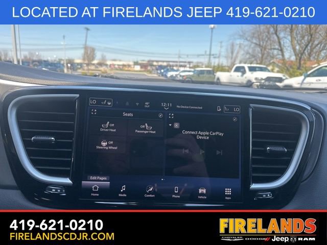 Used 2025 Chrysler Pacifica Select image 21