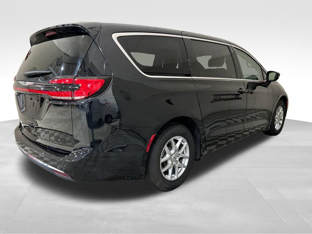Used 2024 Chrysler Pacifica Touring-L FWD image 5