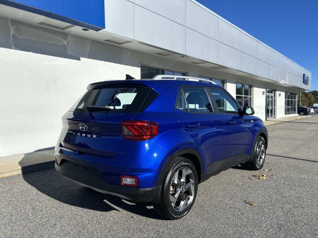 Used 2022 Hyundai Venue SEL FWD image 3