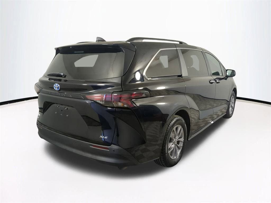 Used 2025 Toyota Sienna XLE image 5