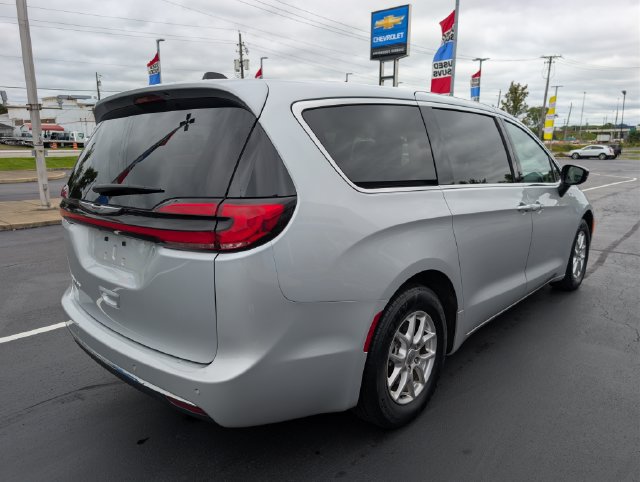 Used 2024 Chrysler Pacifica Touring-L FWD image 5
