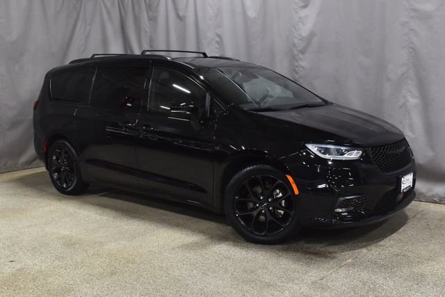 Used 2025 Chrysler Pacifica Limited image 4