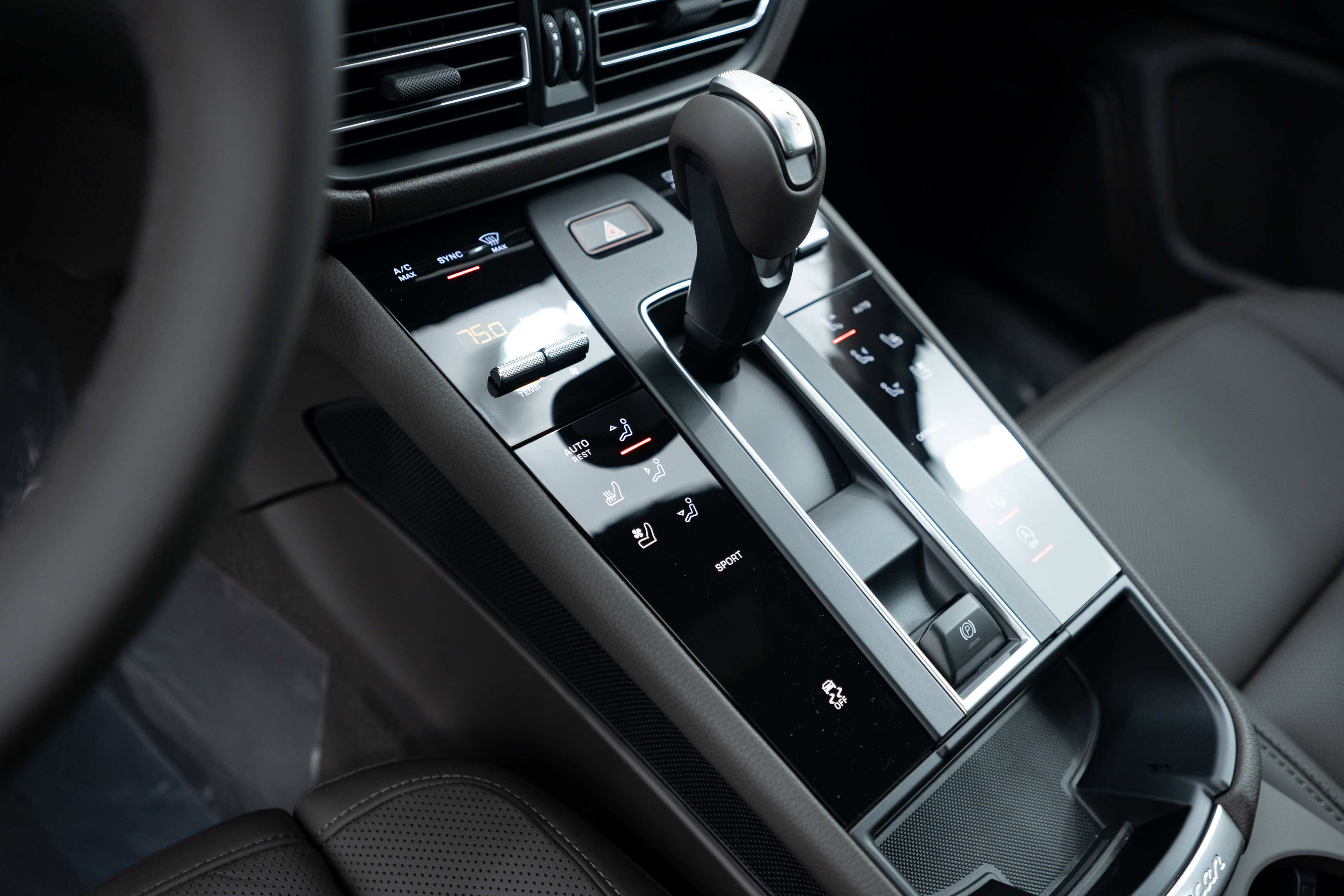 Certified 2025 Porsche Macan image 14