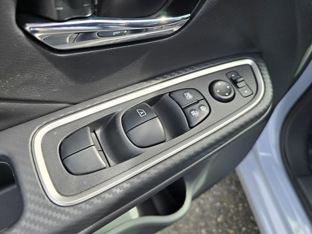 New 2025 Nissan Versa SR FWD image 19