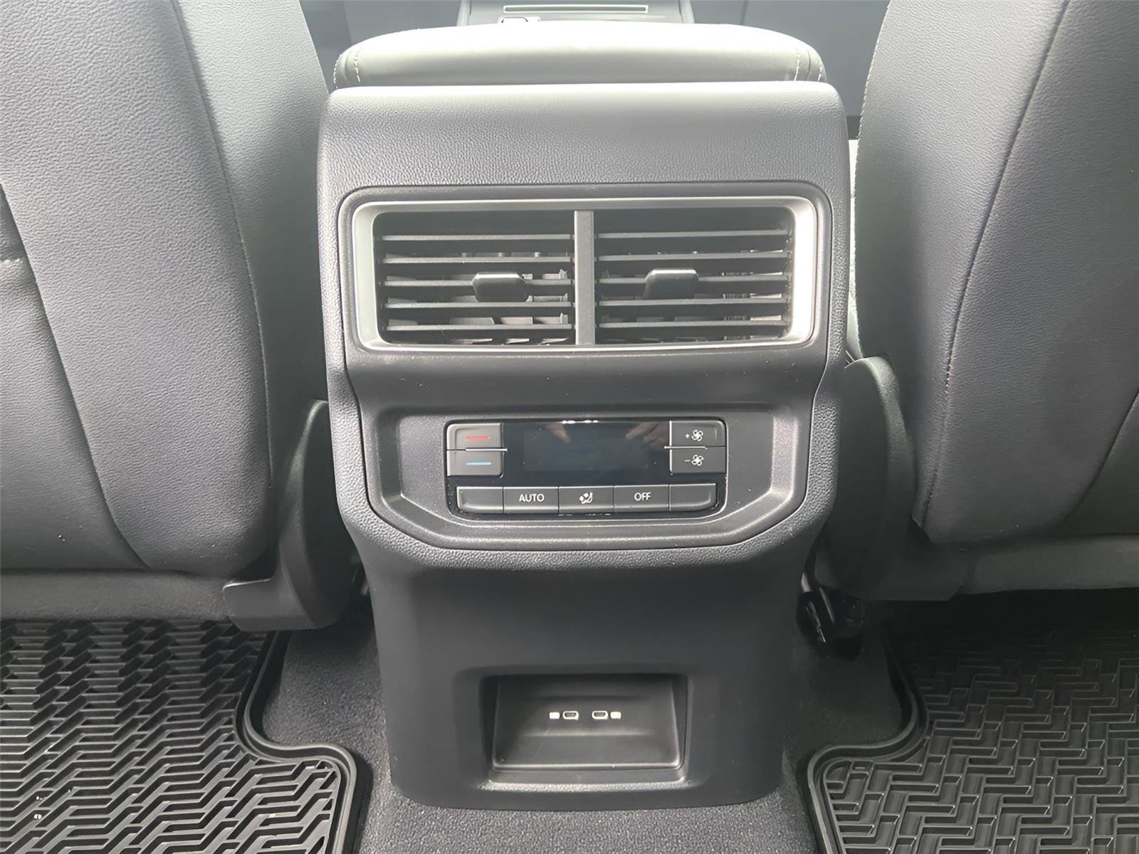 Used 2025 Volkswagen Atlas SE image 18