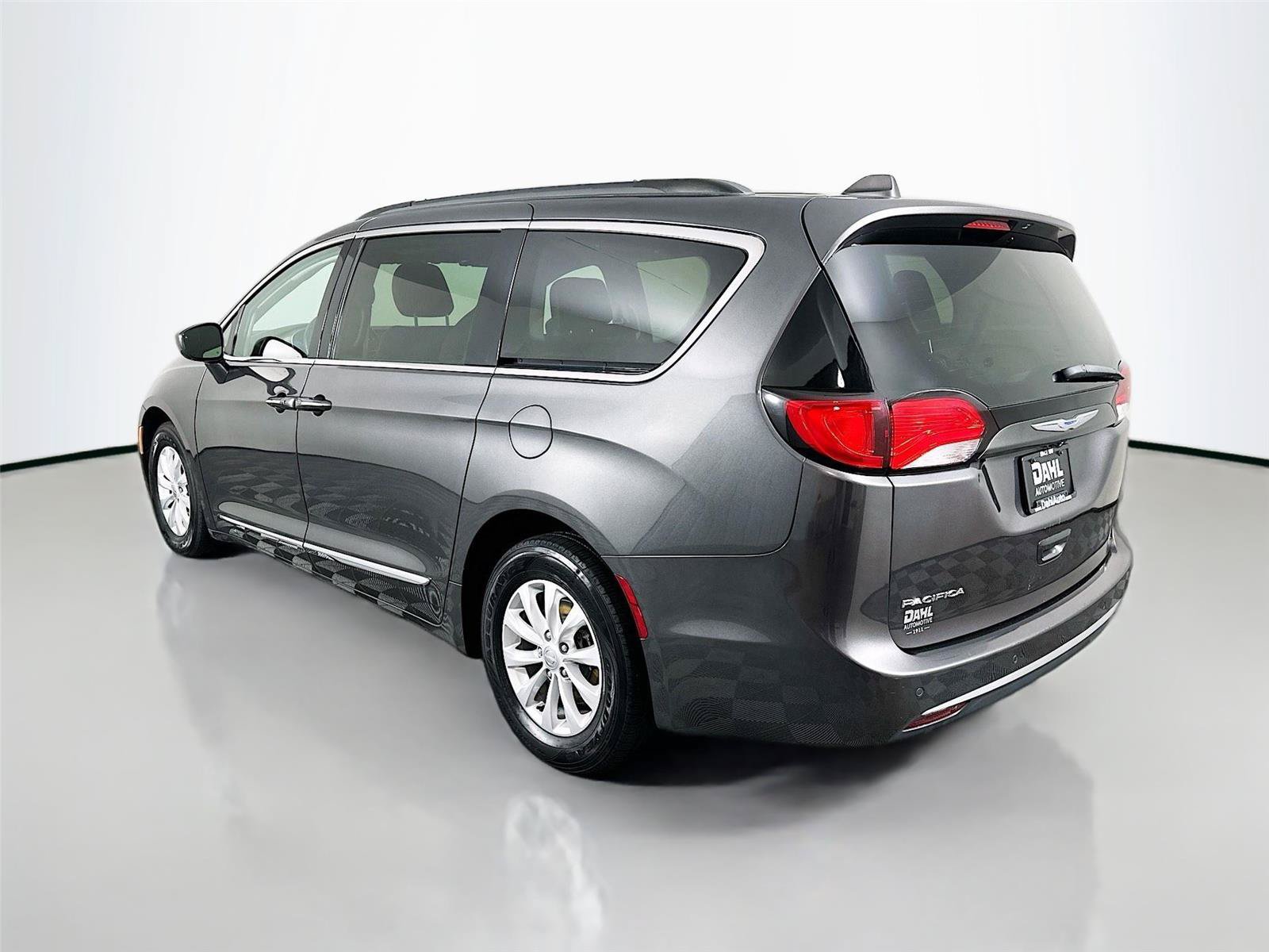 Used 2017 Chrysler Pacifica Touring-L FWD image 10