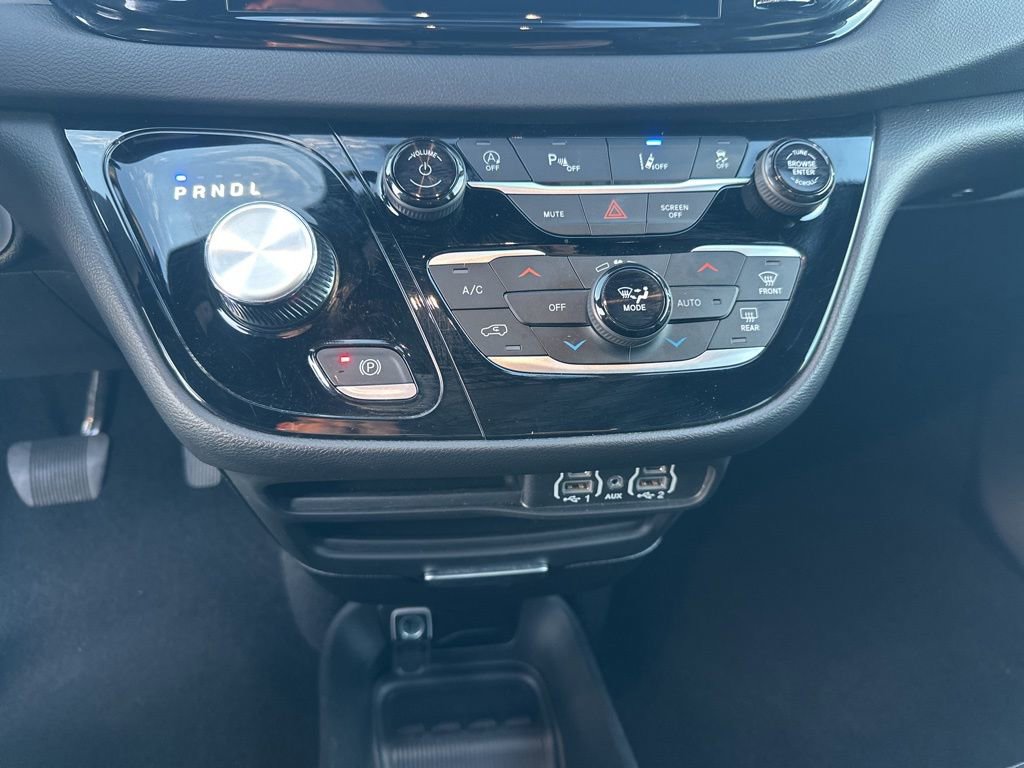 Used 2025 Chrysler Pacifica Select image 20