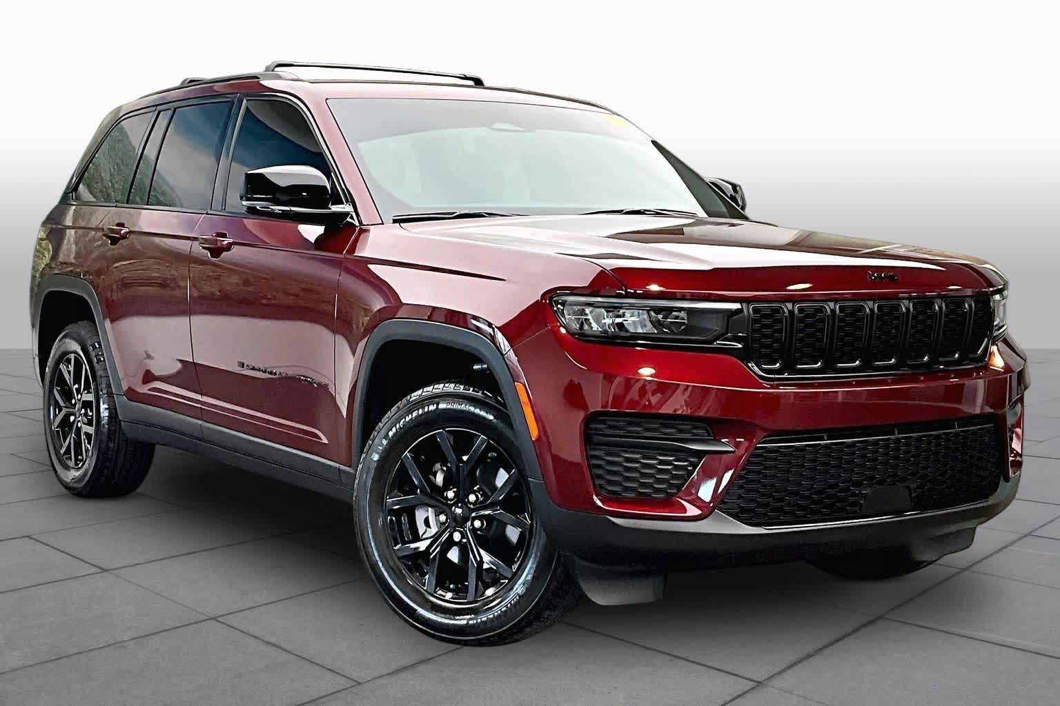 Used 2025 Jeep Grand Cherokee Altitude RWD image 3