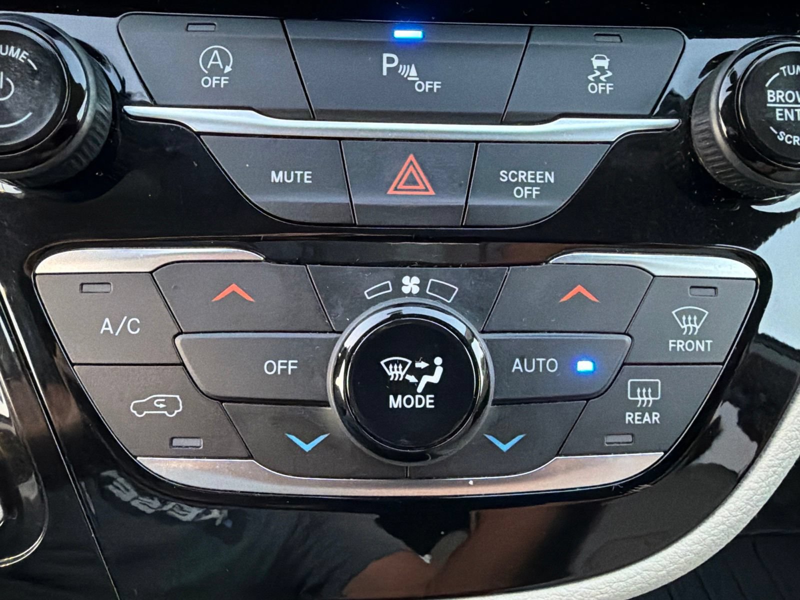 Used 2020 Chrysler Pacifica Limited FWD image 23