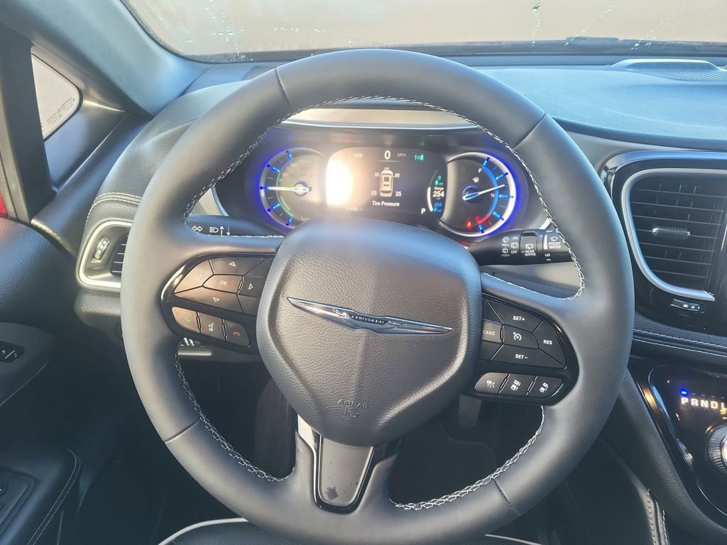 Used 2023 Chrysler Pacifica Limited w/ Uconnect Theater Family Group image 13