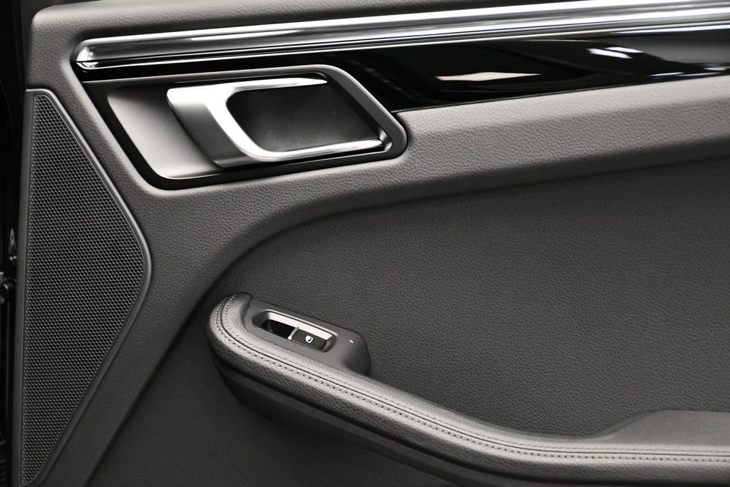 Certified 2025 Porsche Macan Turbo image 52