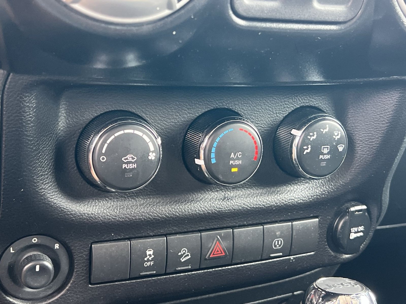 Used 2017 Jeep Wrangler Sahara w/ Connectivity Group AWD/4WD image 21