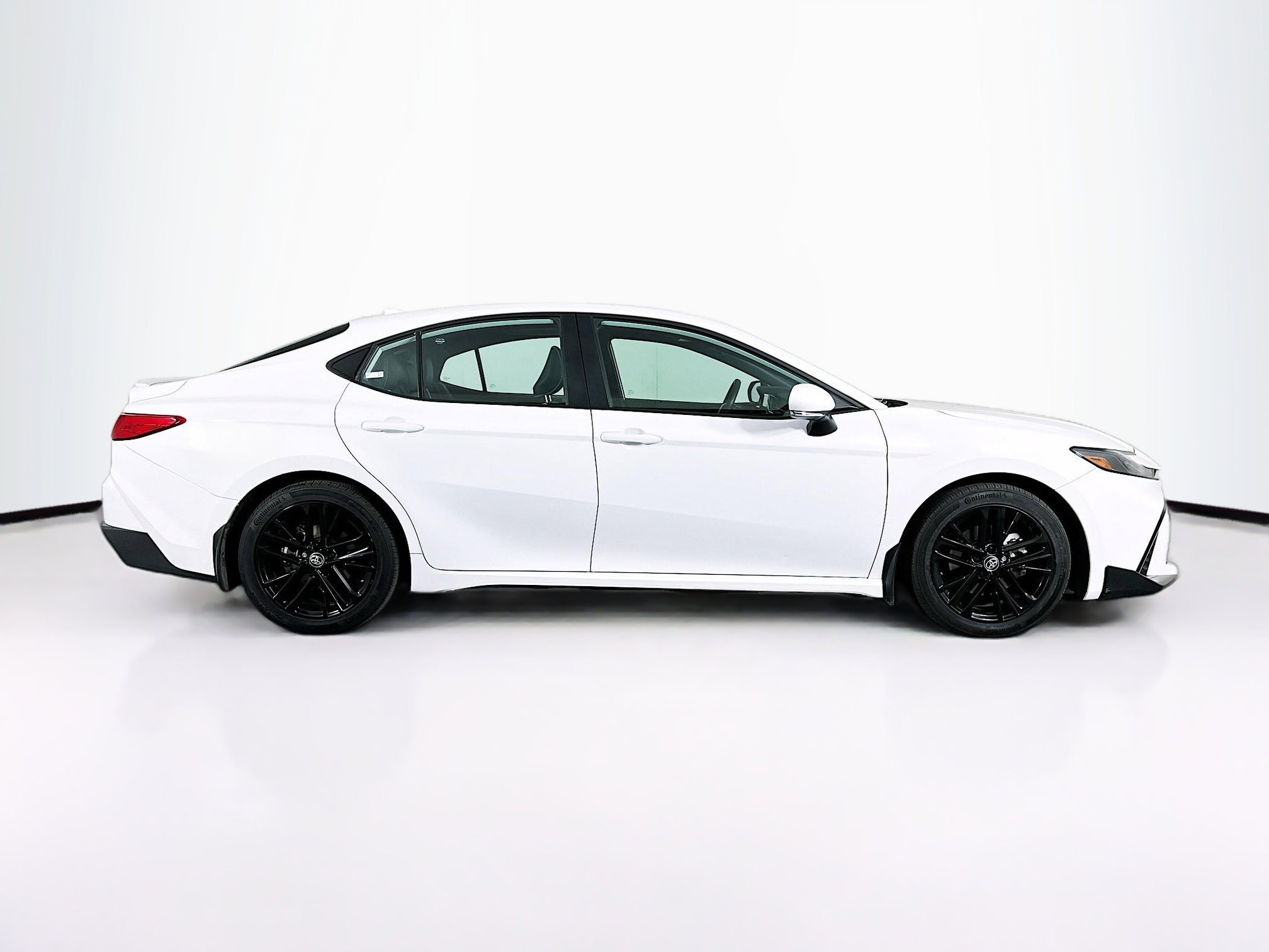 Used 2025 Toyota Camry SE w/ Convenience Package image 10