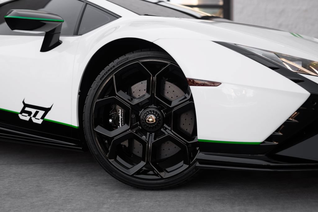Used 2023 Lamborghini Huracan Tecnica RWD image 2