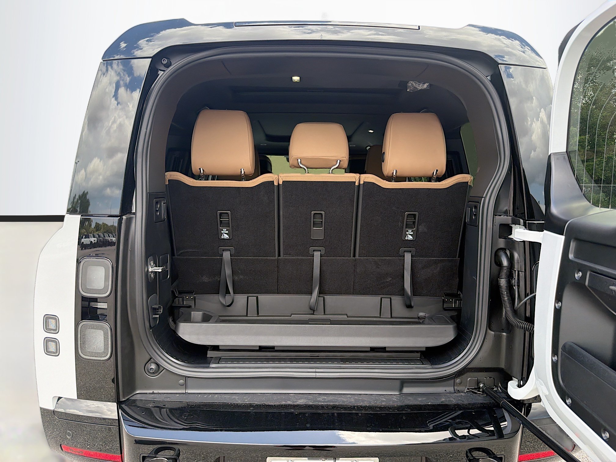 New 2026 Land Rover Defender 130 X-Dynamic SE AWD/4WD image 12