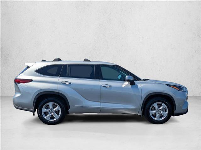 Used 2022 Toyota Highlander LE FWD image 4
