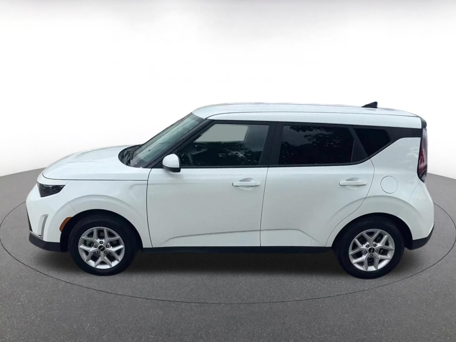 Used 2025 Kia Soul LX w/ LX Technology Package FWD image 9