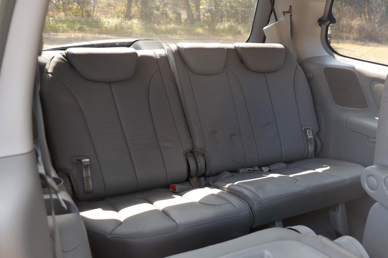 Used 2007 Hyundai Entourage Limited image 23