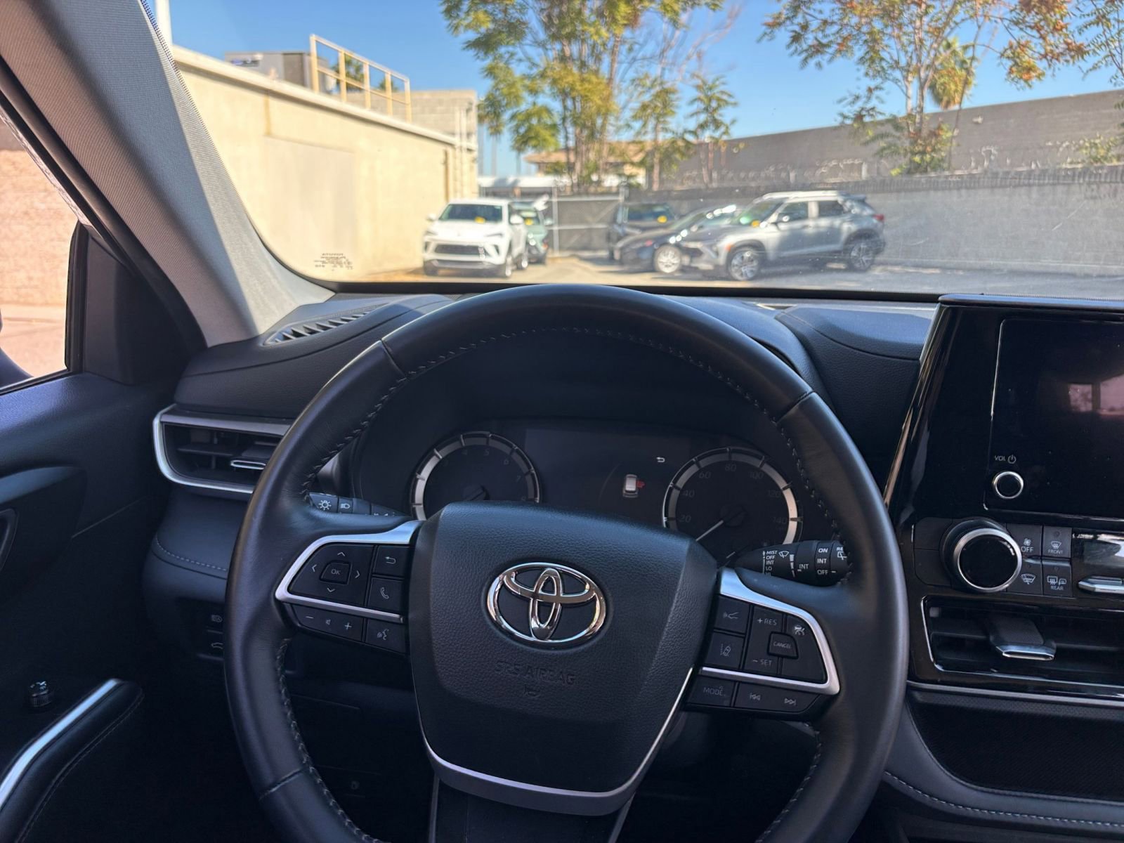 Used 2025 Toyota Highlander LE image 35
