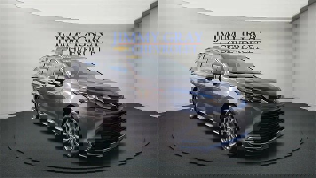 Used 2024 Toyota Sienna XLE image 1