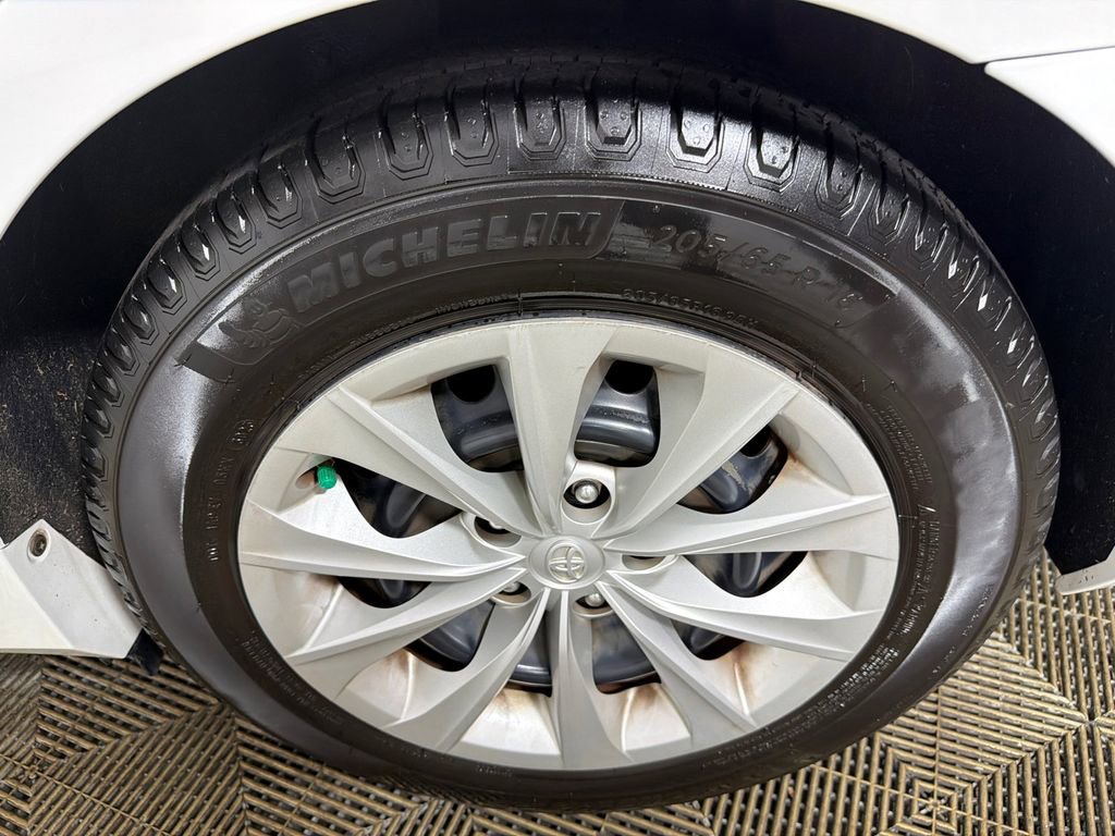 Used 2015 Toyota Camry LE FWD image 19
