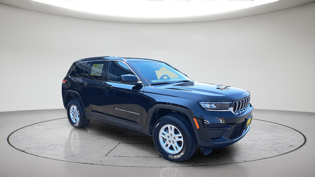 Used 2025 Jeep Grand Cherokee Laredo AWD/4WD image 1
