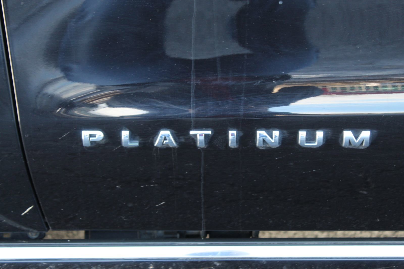 Used 2023 Ford Expedition Platinum image 3