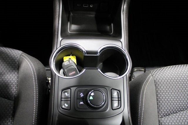 Used 2024 GMC Terrain SLE w/ Driver Convenience Package image 11