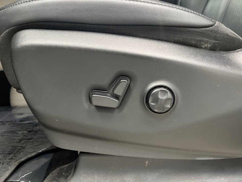 Used 2024 Chrysler Pacifica Touring-L image 10