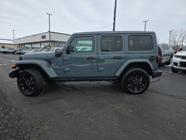 Used 2025 Jeep Wrangler Unlimited Sahara w/ Safety Group AWD/4WD image 3